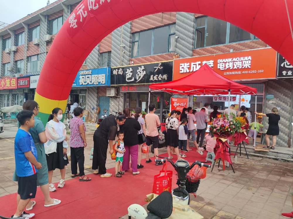 打工夫妻通過開張成榮電烤雞架店實(shí)現(xiàn)了自己的買房夢(mèng)
