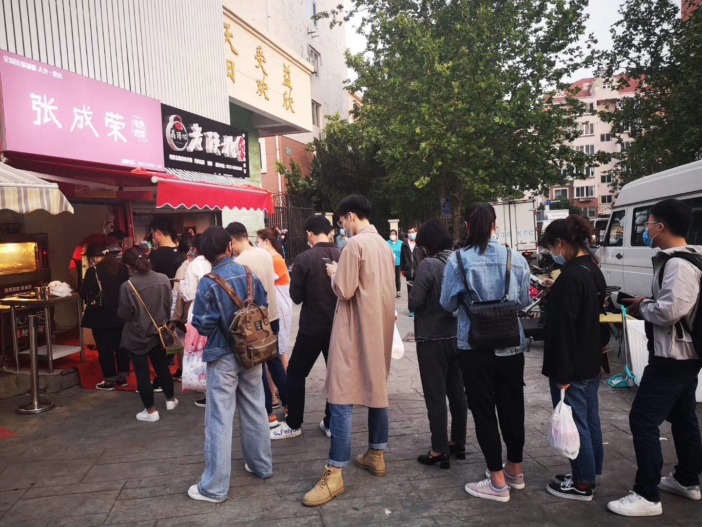 敢于接受風(fēng)險挑戰(zhàn)，張成榮電烤雞架助小員工變大老板