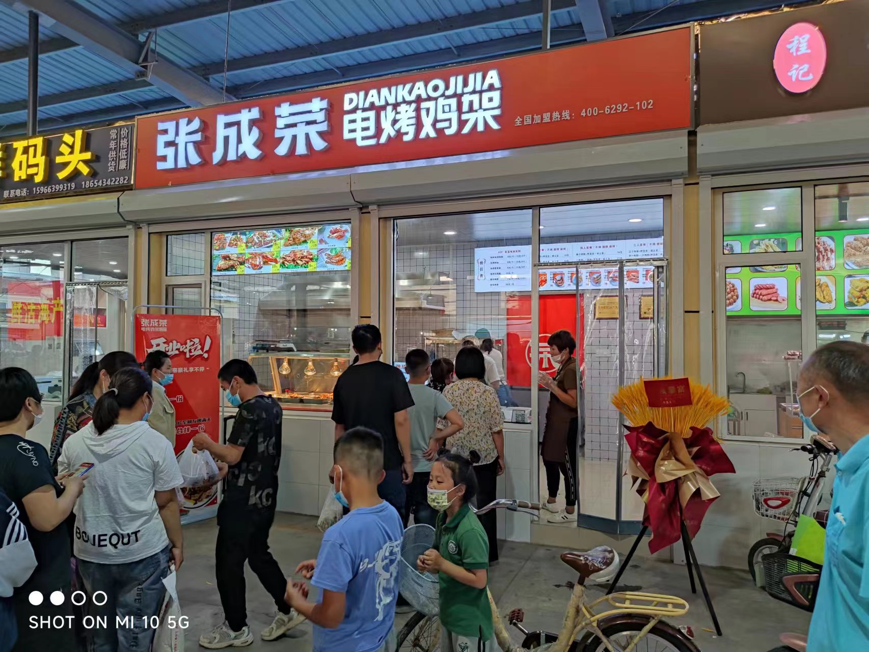 小伙創(chuàng)業(yè)開電烤雞架加盟店，生意紅火月入兩萬！