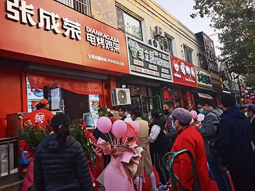 張成榮電烤雞架店生意好不好？來的人多嗎