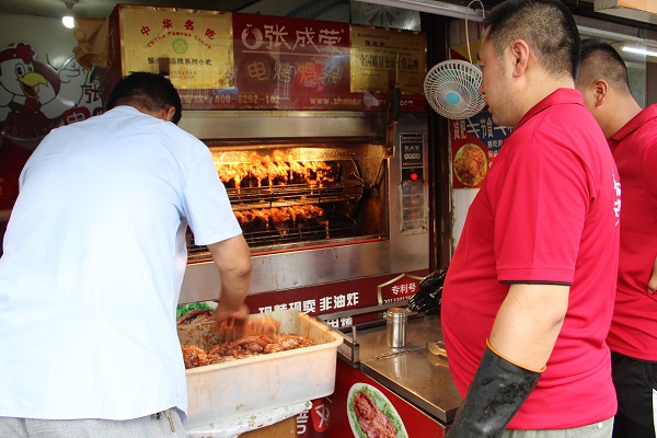 2018巡店開啟,揭露張成榮電烤雞架月入萬(wàn)元的秘密!