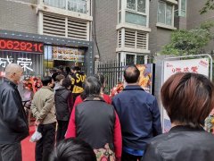 西安張成榮電烤雞架市場一天開業(yè)兩家，火爆了！