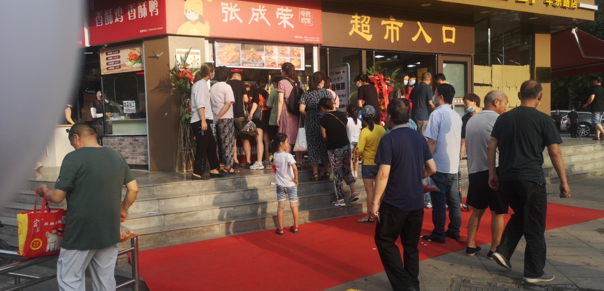 張成榮電烤雞架加盟門店排隊購買，生意火爆