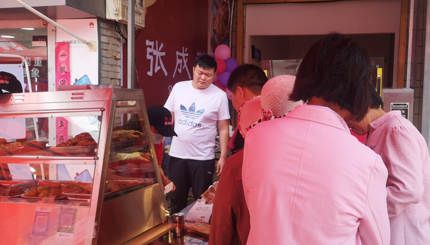 張成榮電烤雞架河南周口玄武鎮(zhèn)店開(kāi)業(yè)大吉