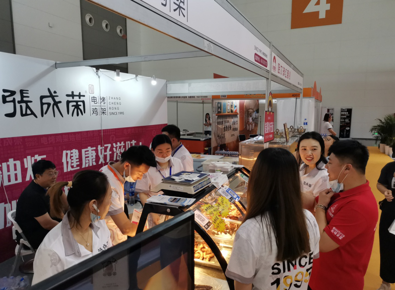 前來(lái)參觀試吃的意向客戶