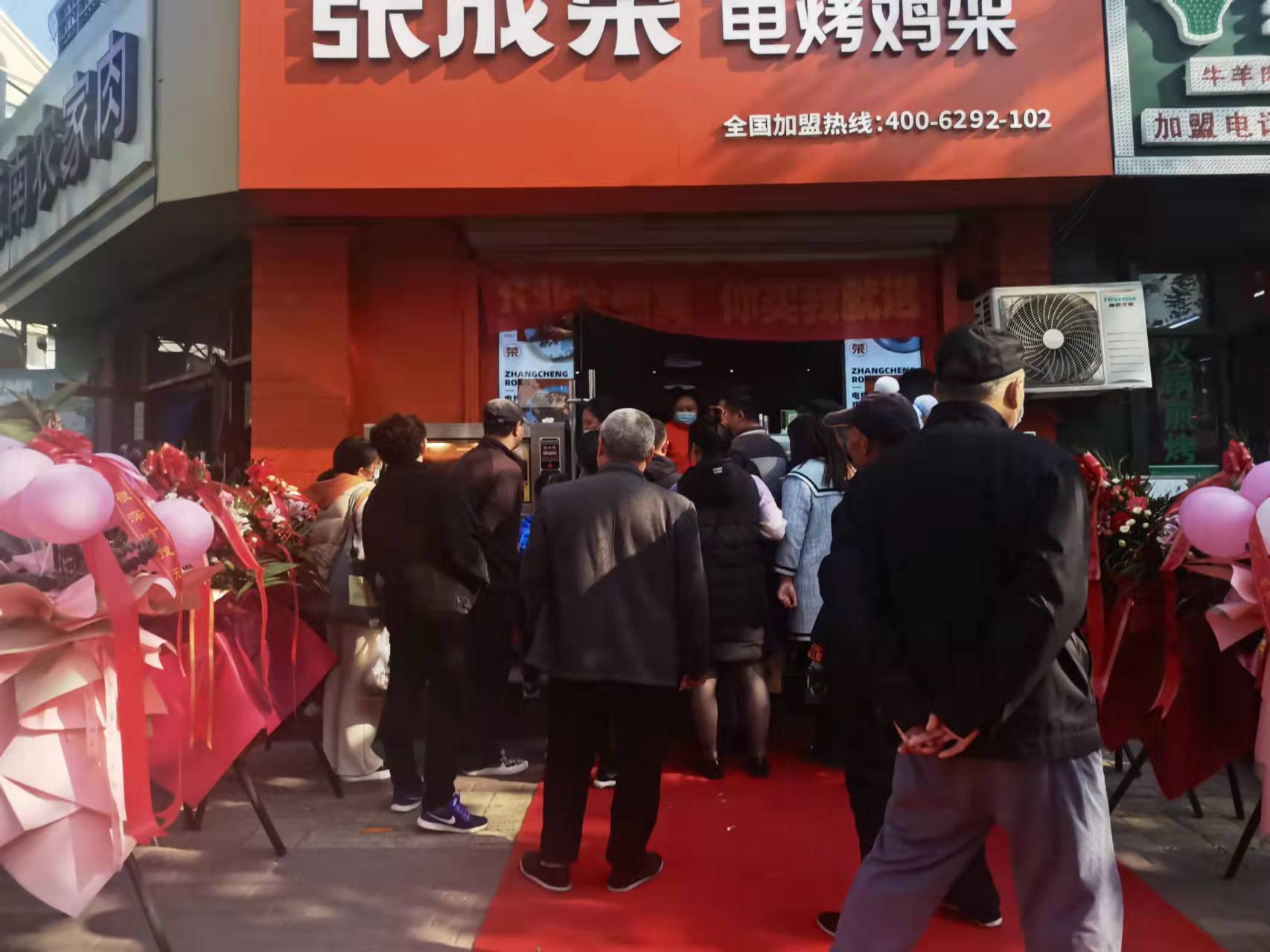 『張成榮電烤雞架加盟實例』吃得爽，賺得歡，小吃街里的致富經(jīng)