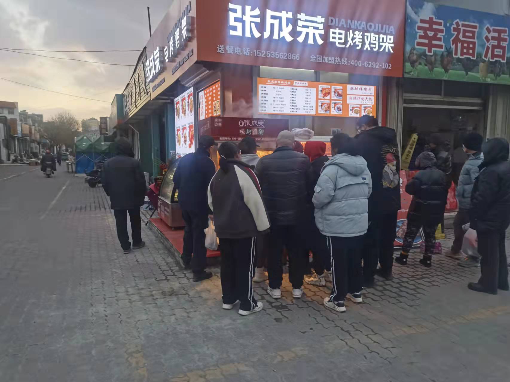開業(yè)第二天，顧客從早排到晚！