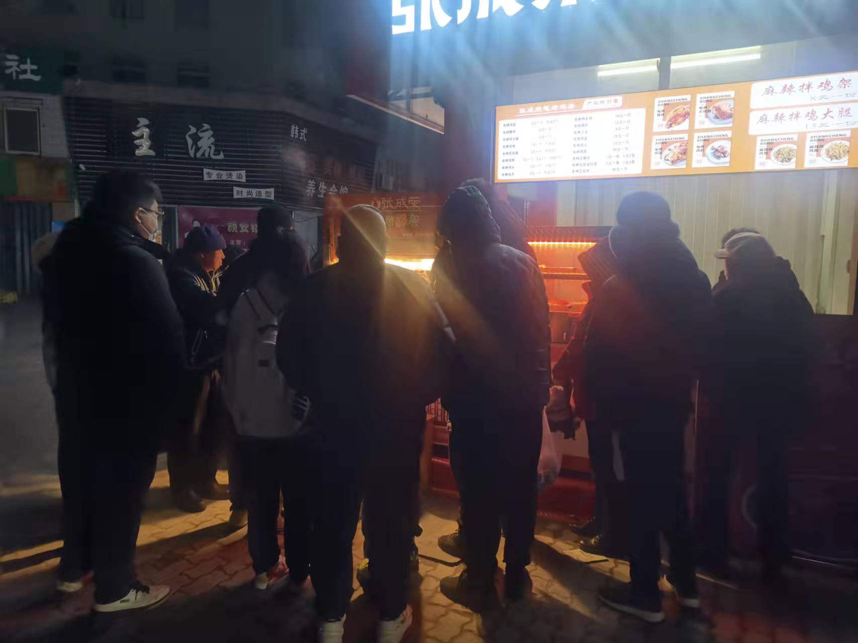 開業(yè)第二天，顧客從早排到晚！