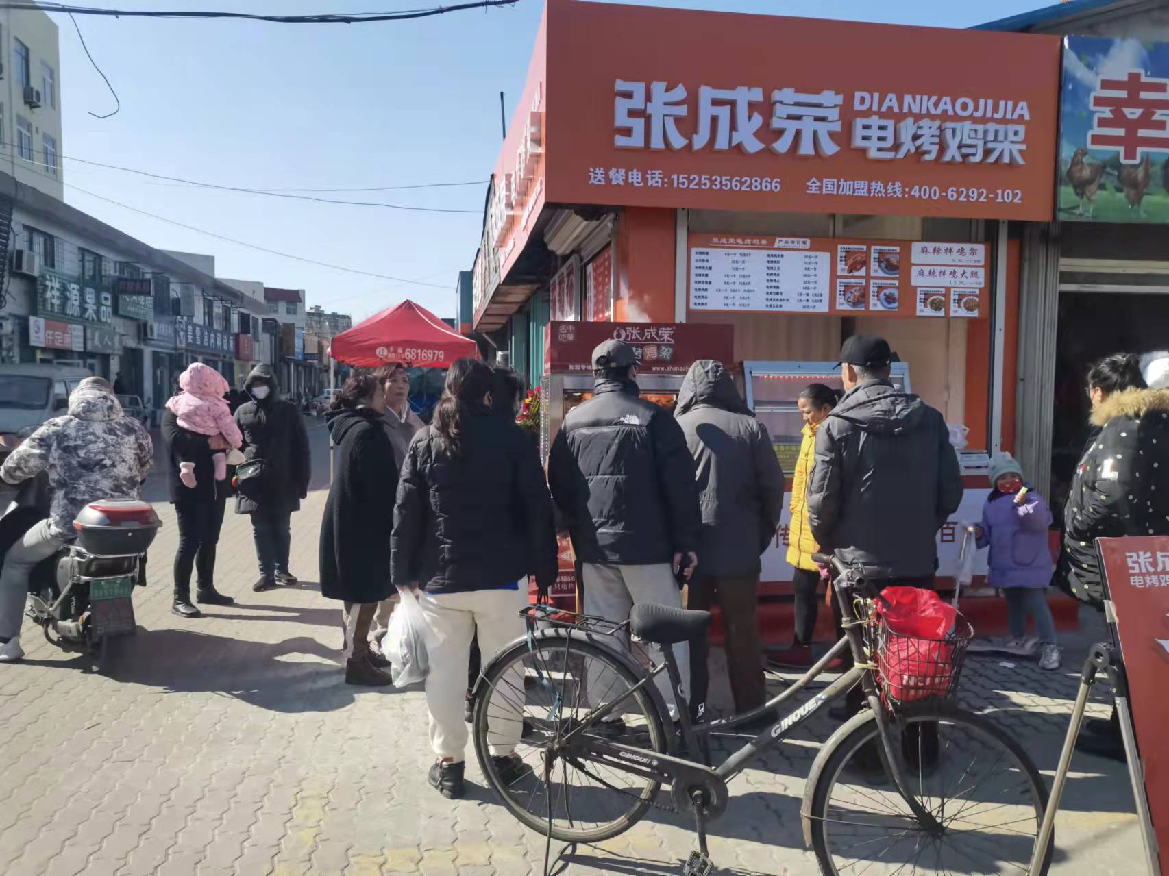鄭先生到張成榮電烤雞架公司總部參觀(guān)